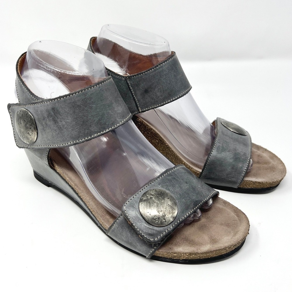 Taos Carousel Gray Leather Wedge Sandals Womens Size 39 8-8.5 Silver Button Shoe